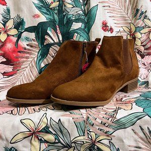 NWT: SO Suede Chelsea Boots